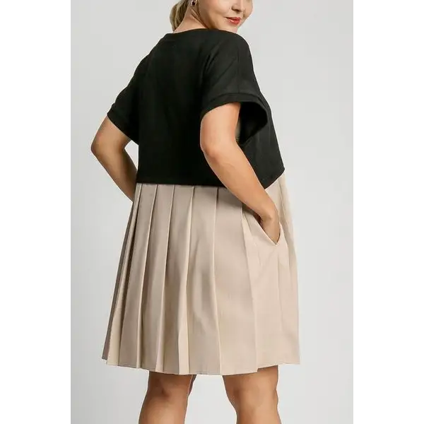 Round Neck Pleated Dress with Side Pockets.