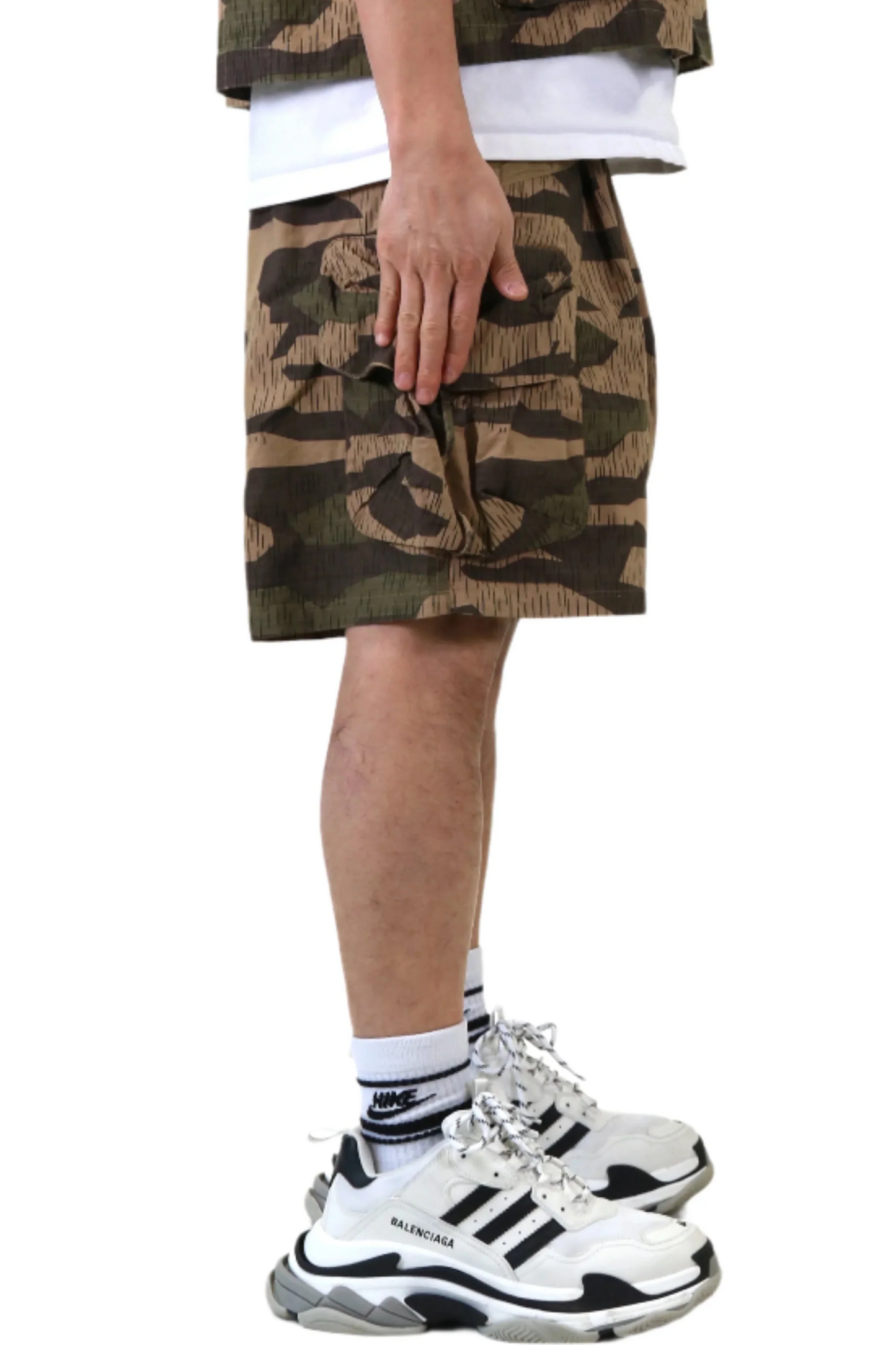 Fine Ripstop Twill Wide bottom opening short pants.