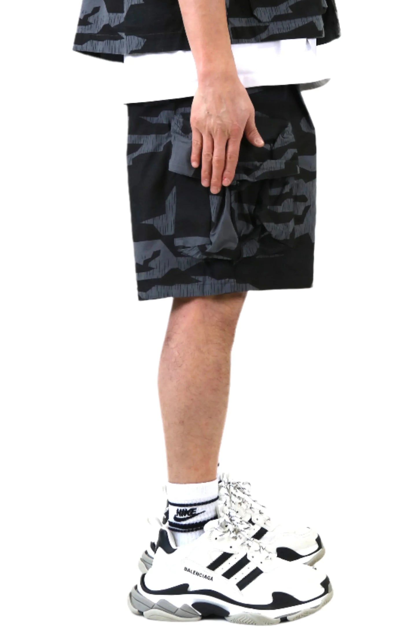 Noir Fine Ripstop Twill Wide bottom opening short pants.