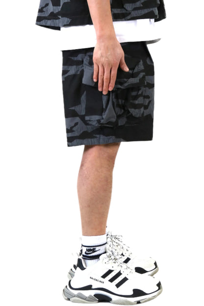 Noir Fine Ripstop Twill Wide bottom opening short pants.