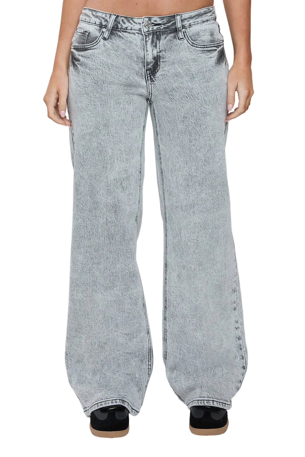 Person wearing light blue acid-wash jeans on a white background