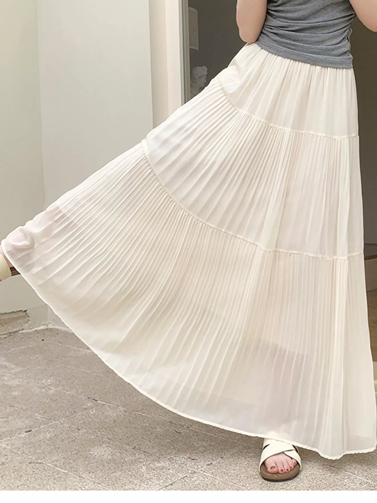 High-waisted tiered pleated maxi skirt