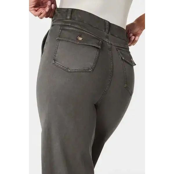 High Waist Jeans with Pockets.