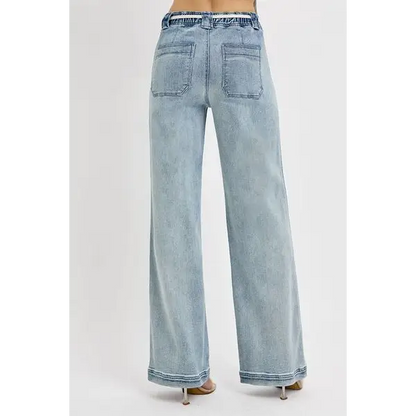Straight Leg Jeans with Pockets.