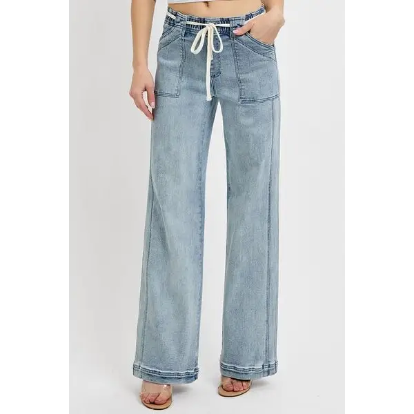 Straight Leg Jeans with Pockets.